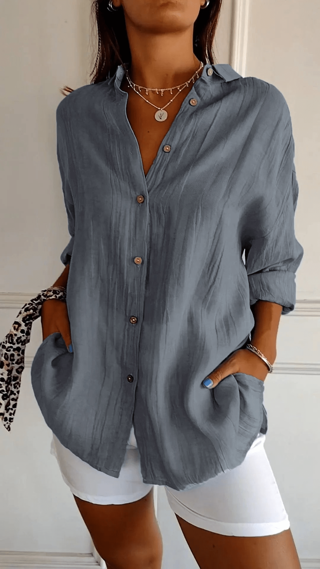 Comoda camicia donna a maniche lunghe, slim fit, un capo elegante e versatile per ogni occasione.