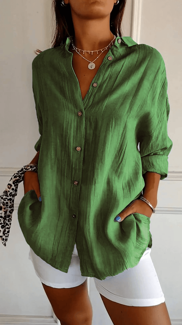 Camicia donna slim fit elegante, maniche lunghe, ideale per un look casual-chic e versatile.