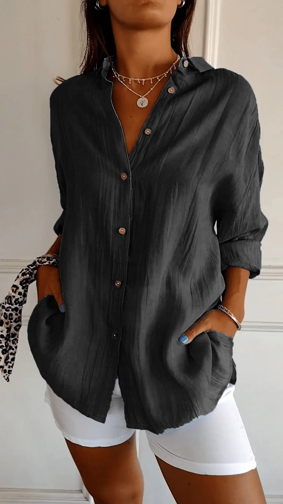 Camicia donna essenziale a maniche lunghe, slim fit ed elegante, must-have per moda e ufficio.