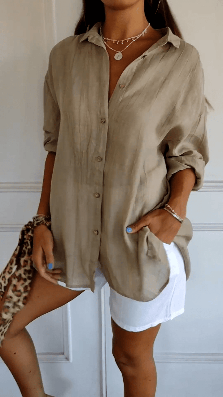 Camicia donna slim fit elegante, ideale per l'ufficio o serate speciali, con maniche lunghe.
