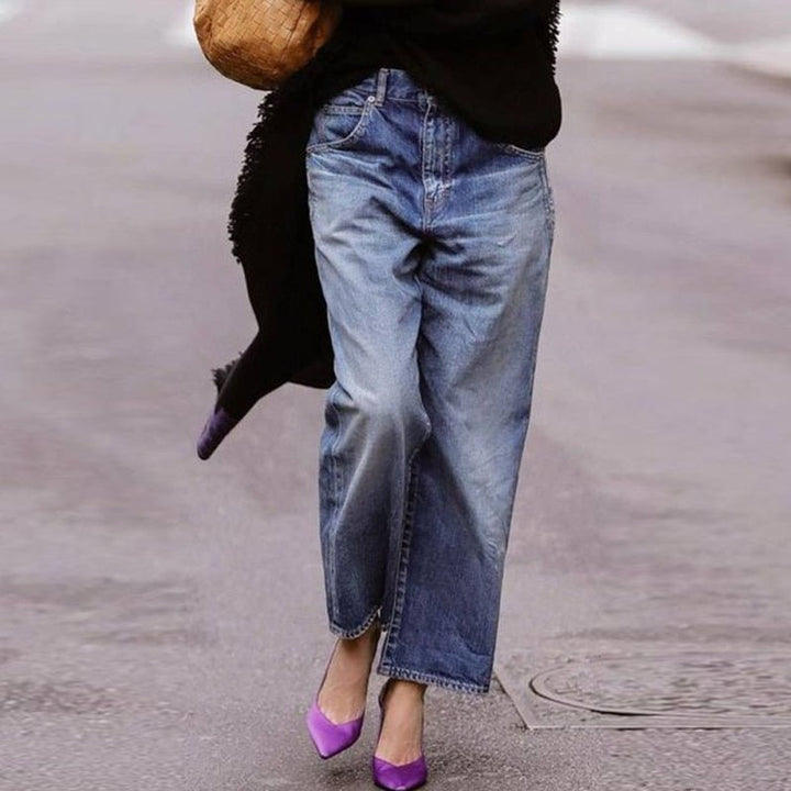 Jeans donna blu casual a gamba larga e cropped alla caviglia, perfetti per un look moderno e confortevole.