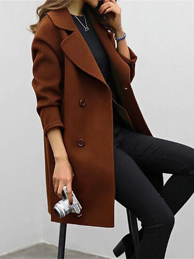 Trench donna elegante doppiopetto, colore neutro. Giacca versatile e di moda per un look sofisticato.