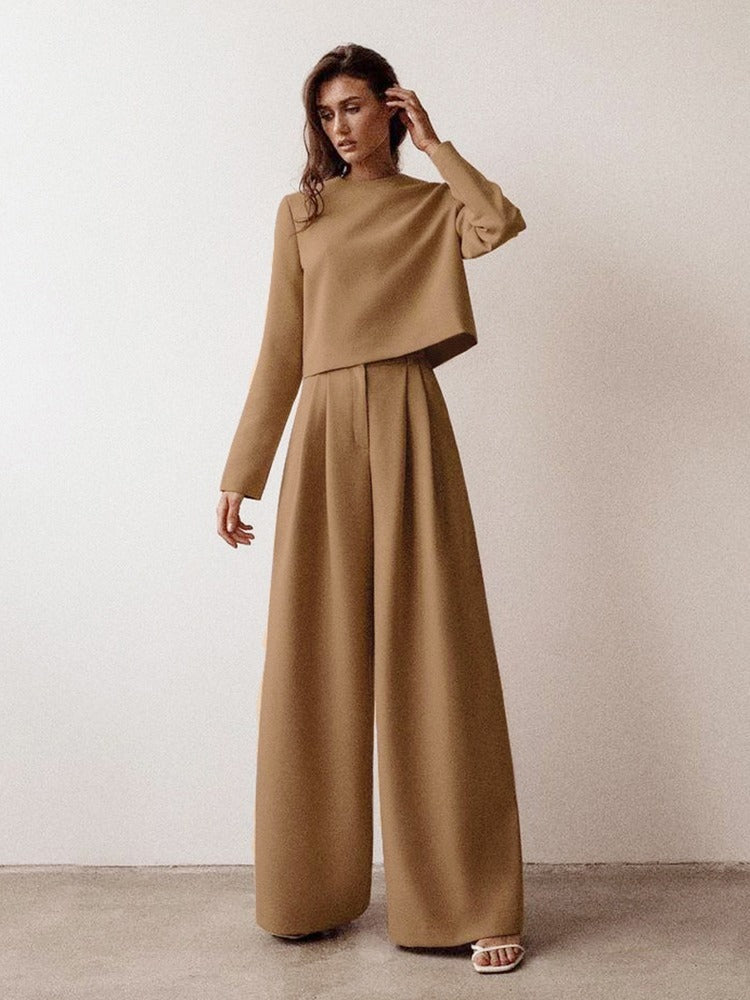 Completo elegante donna due pezzi con giacca e pantaloni palazzo. Perfetto per ufficio e occasioni formali, stile raffinato.