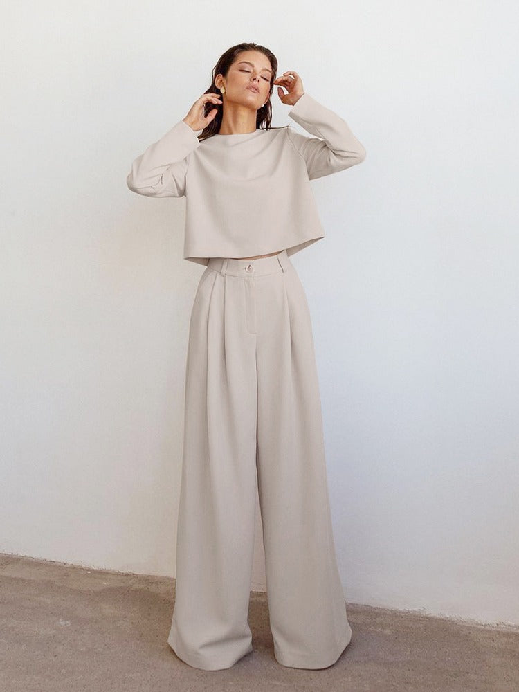 Completo donna elegante con pantaloni palazzo fluidi e blazer coordinato. Stile raffinato e versatile per look formali e chic.