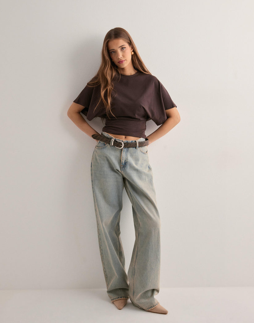 Maglietta donna nera a maniche corte e scollo rotondo. Stile rilassato e alla moda per outfit casual quotidiani.