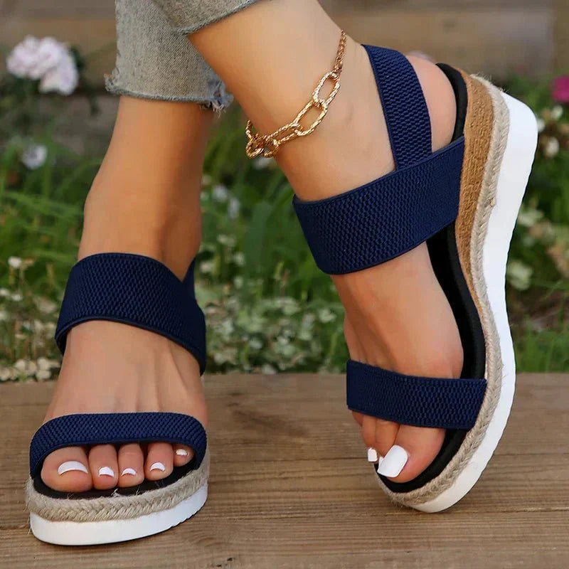 Sandali donna con zeppa grigi e cinturino elastico. Design casual ed elegante, massimo comfort estivo.