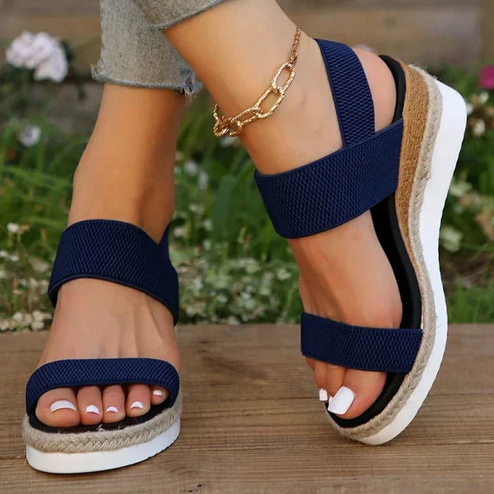 Sandali donna con zeppa grigi e cinturino elastico. Design casual ed elegante, massimo comfort estivo.