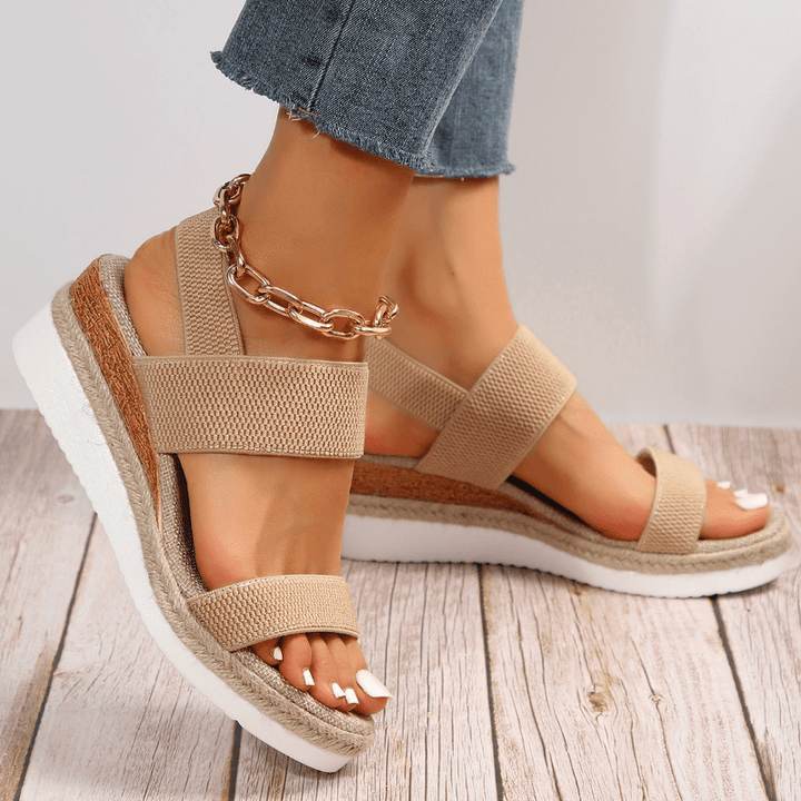 Sandali donna estivi marroni con zeppa e cinturino elastico, ideali per comfort e stile casual.