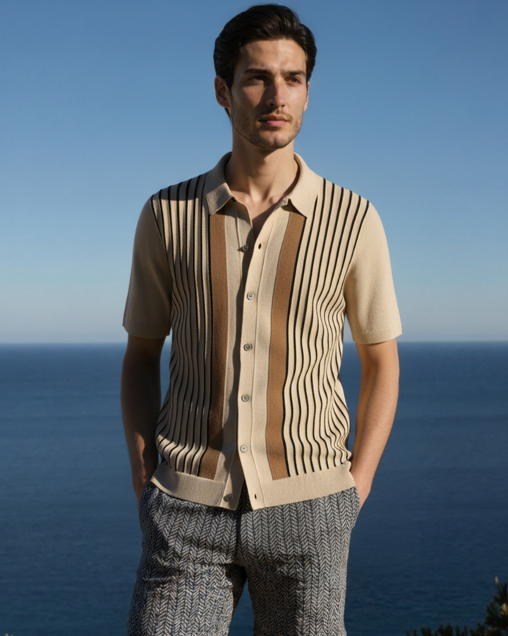 Polo uomo estiva a maniche corte beige con eleganti righe verticali. Perfetta per un look casual e resort wear.