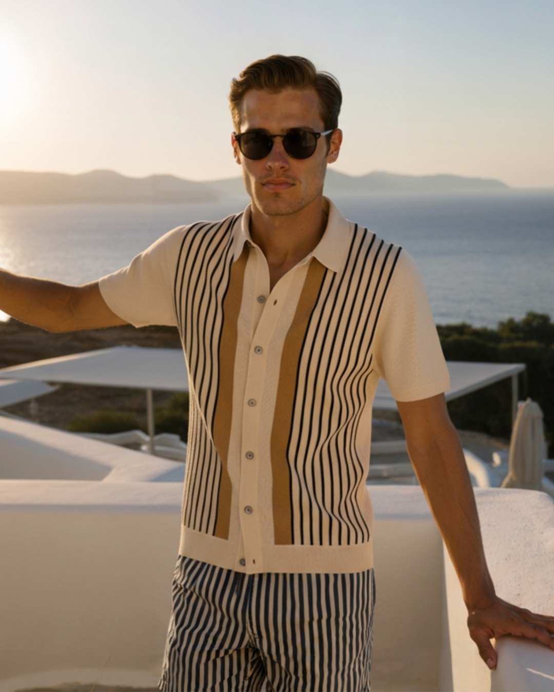 Polo estiva uomo con colletto e abbottonatura. Design casual con righe verticali sottili, ideale per l'estate.