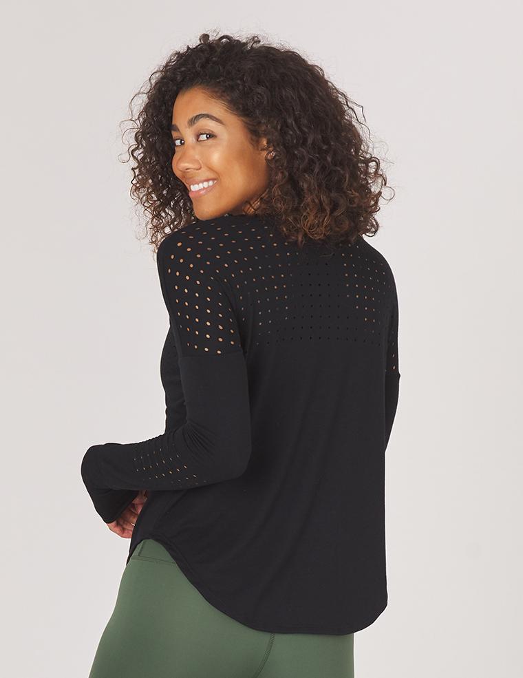 Maglia donna maniche lunghe laser cut, versatile e confortevole, un capo essenziale per il tuo guardaroba.