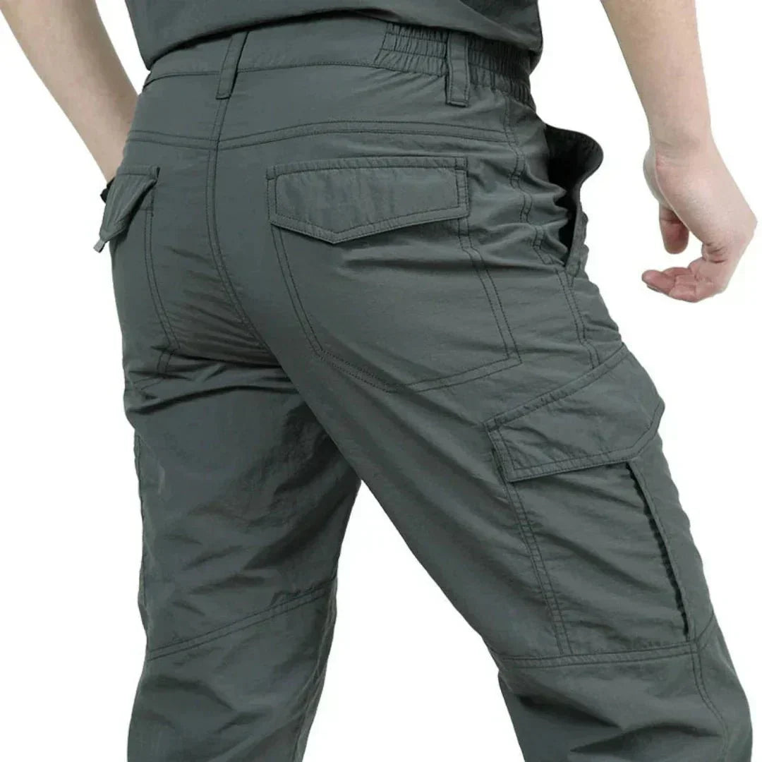 Pantaloni cargo uomo robusti, ideali per outdoor e lavoro. Comodi e resistenti, perfetti per ogni avventura.