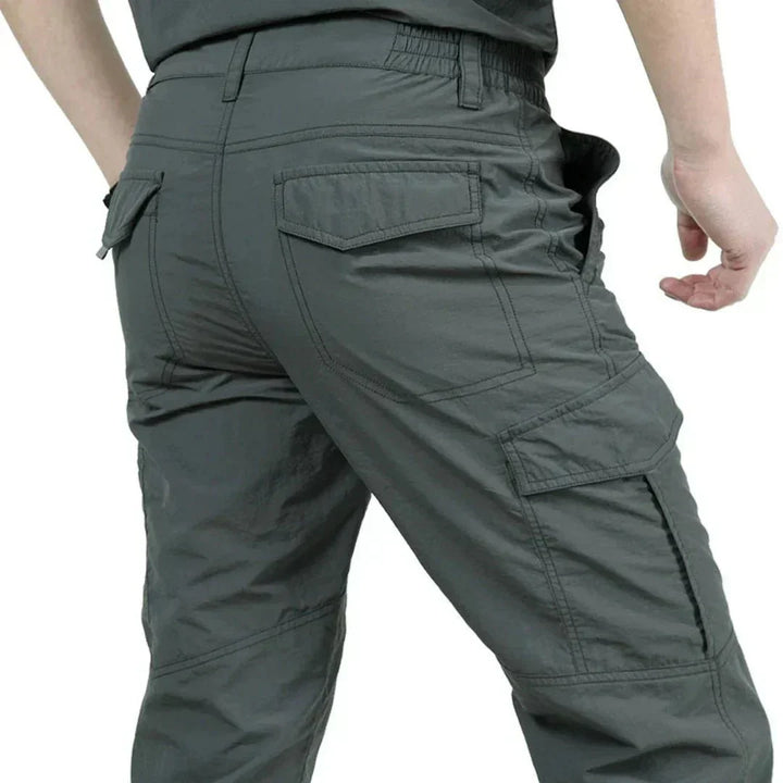 Pantaloni cargo uomo multitasche, comodi per viaggio e uso casual. Resistenti e pratici per la vita di tutti i giorni.