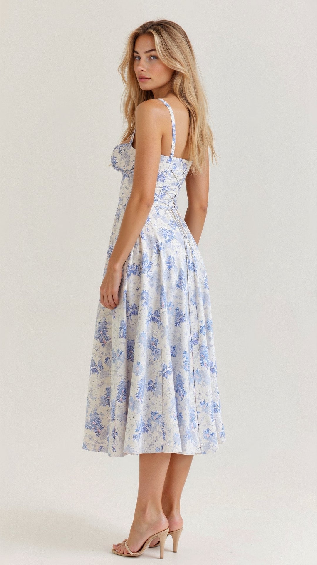 Dettaglio corpetto a corsetto di abito midi donna elegante. Tessuto fluido, stile primaverile/estivo.