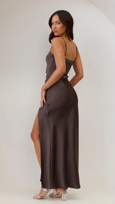 Abito da sera elegante, scollo a cuore, spacco e spalline sottili, per un tocco di glamour.