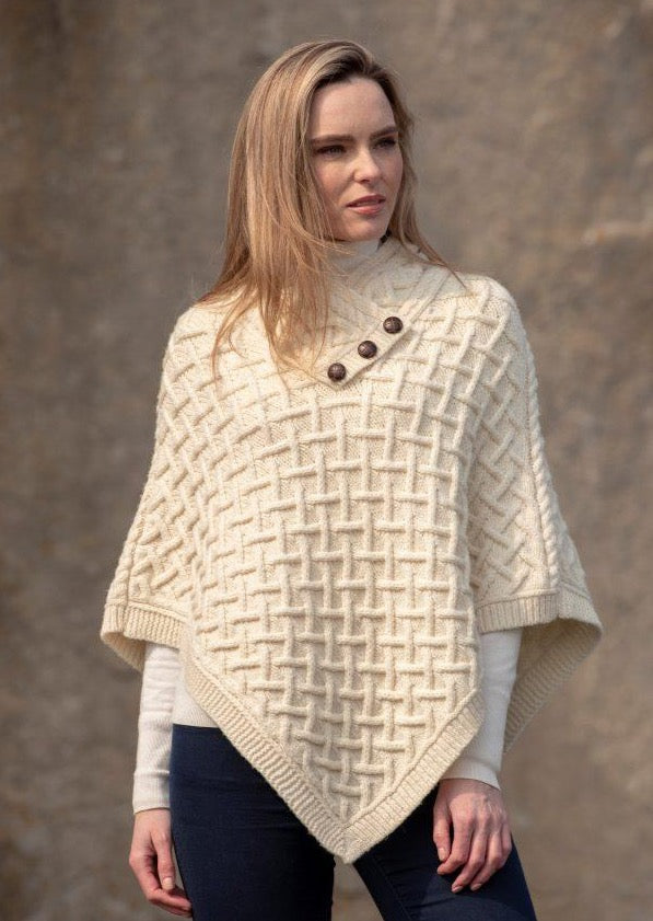 Poncho donna elegante e morbido, ideale per moda autunno/inverno. Vestibilità fluida per look casual o chic.