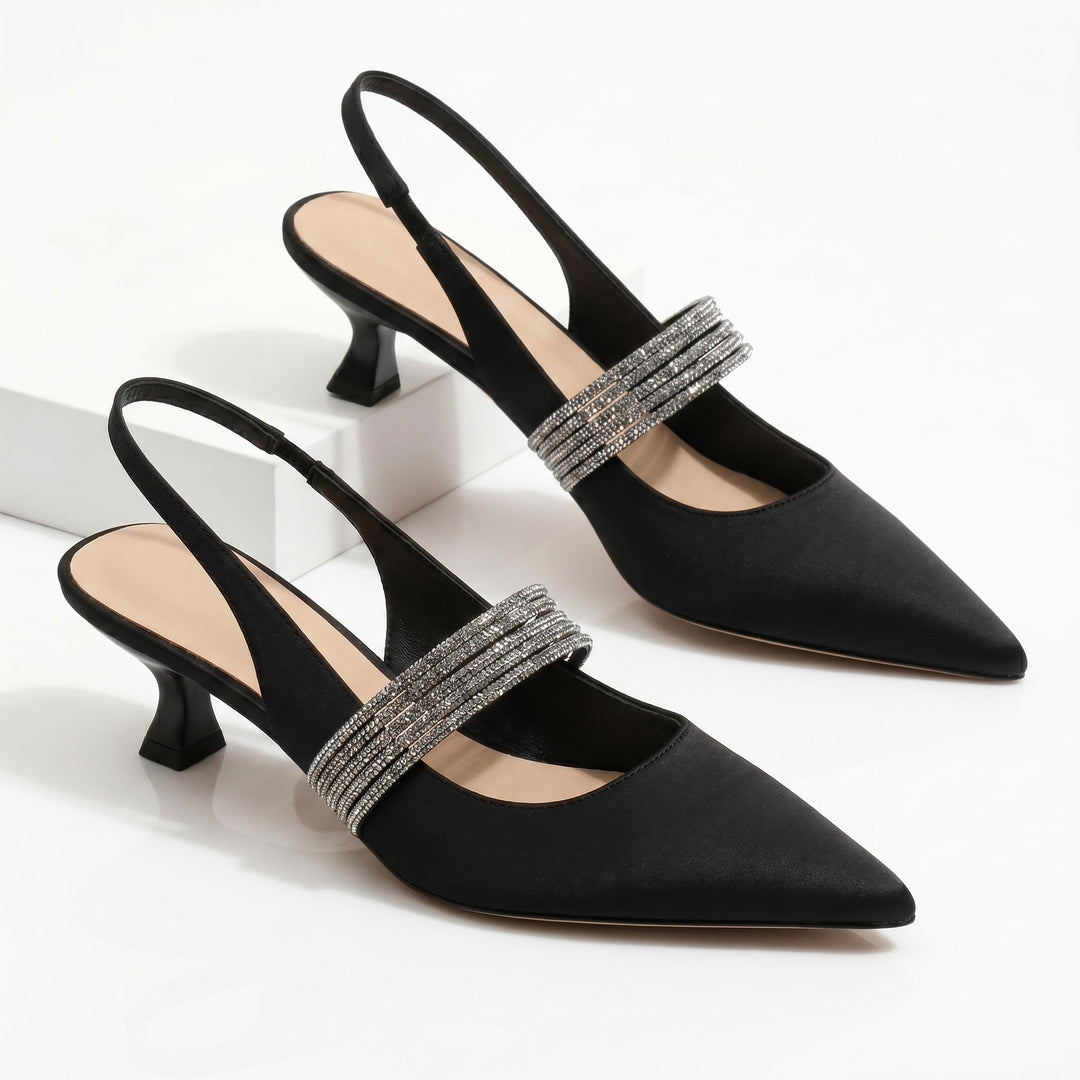 Chic décolleté slingback donna con tacco basso e punta affusolata, ideali per comfort ed eleganza quotidiana o evento.