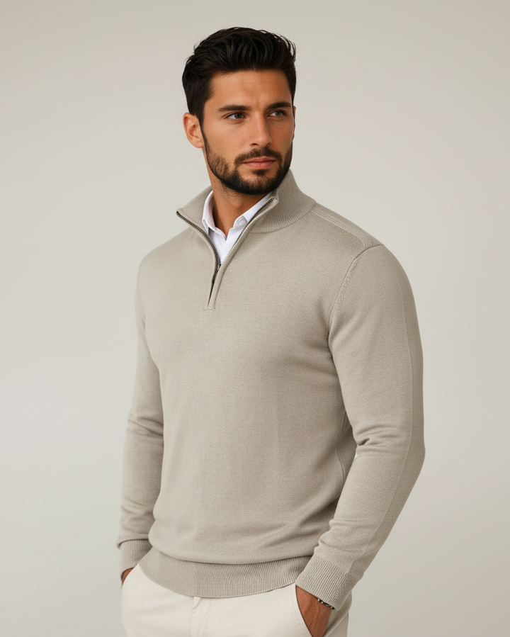 Maglione uomo elegante con zip a un quarto e colletto rialzato. Perfetto per un look sofisticato e confortevole.
