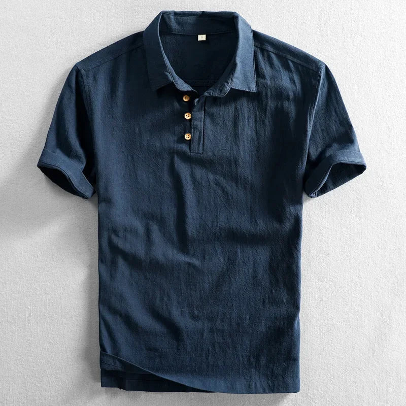 Polo uomo a manica corta bianca, stile casual chic e vestibilità comoda per eleganza quotidiana. Moda uomo versatile.