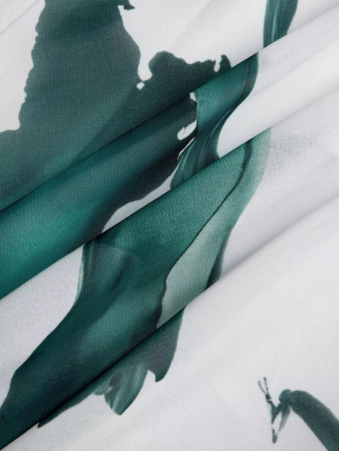 Elegante abito lungo donna con artistica stampa acquerello multicolore, ideale per cerimonie estive.