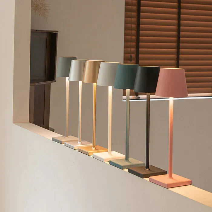 Lampada da tavolo LED ricaricabile senza fili, design moderno per interni ed esterni.