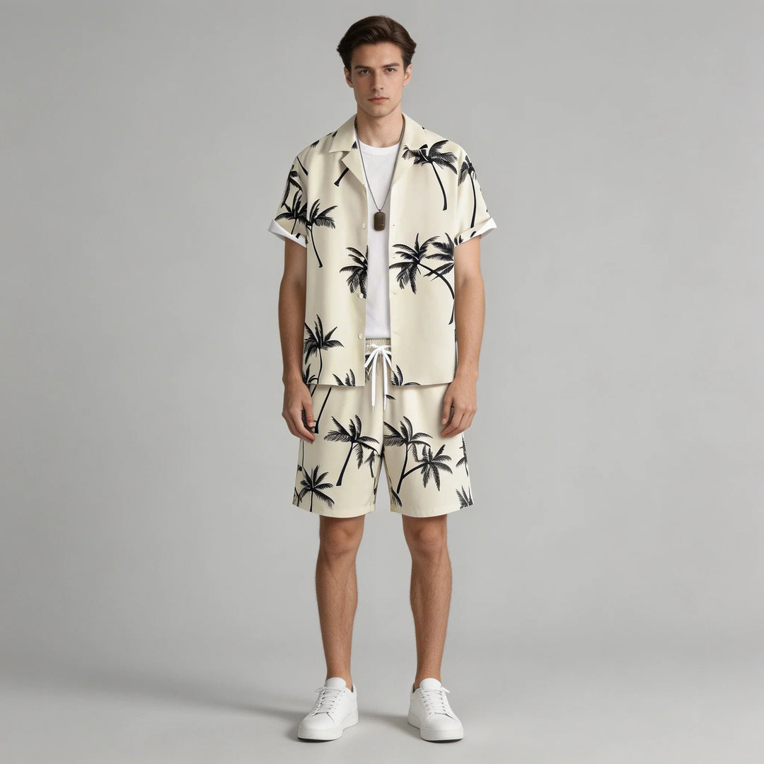 Completo uomo estivo con stampa palma: camicia casual e pantaloncini abbinati, perfetto per la spiaggia o vacanza.
