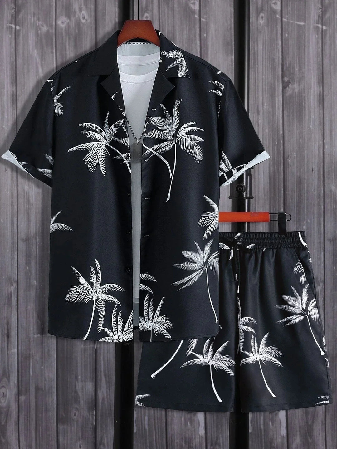 Pantaloncini uomo estivi con stampa palma, abbinati a camicia. Look casual perfetto per spiaggia e tempo libero.