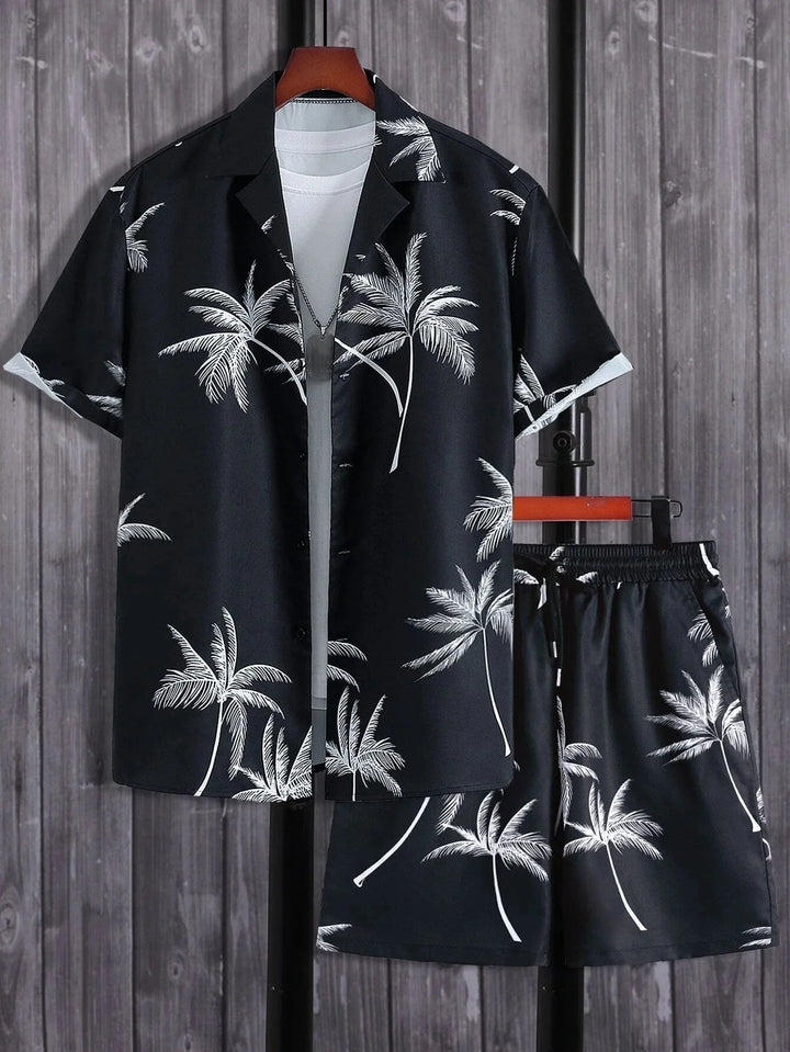 Pantaloncini uomo estivi con stampa palma, abbinati a camicia. Look casual perfetto per spiaggia e tempo libero.