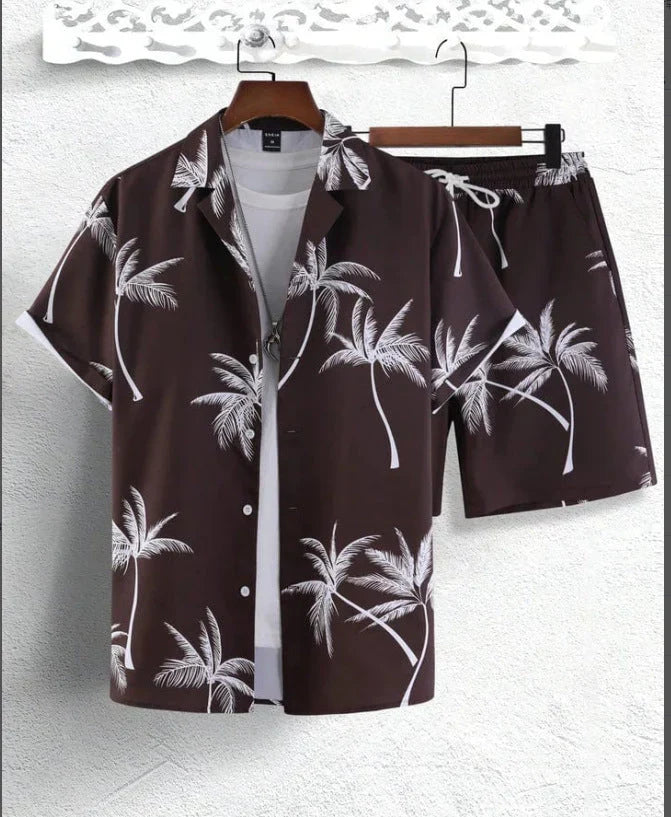 Completo uomo casual estivo leggero con stampa palma, ideale per vacanze e giornate al mare. Camicia e shorts coordinati.