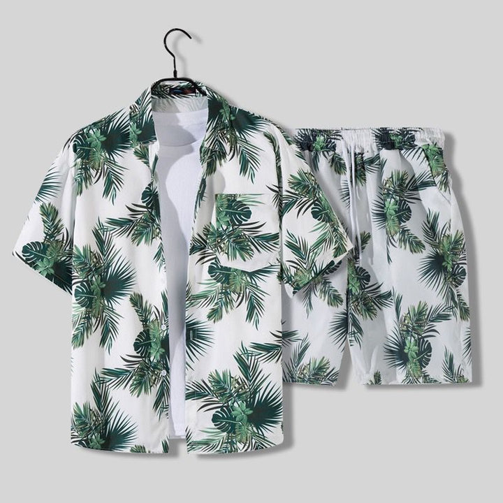 Completo uomo moda estiva relaxed con stampa palma. Coordinato casual di camicia e pantaloncini per vacanze e tempo libero.