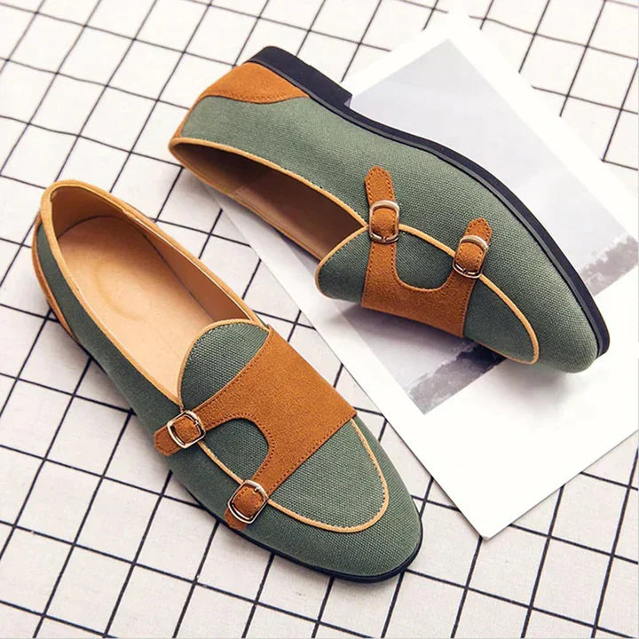 Mocassini uomo bicolore eleganti con fibbie, perfetti per stile formale o casual. Comfort e moda.