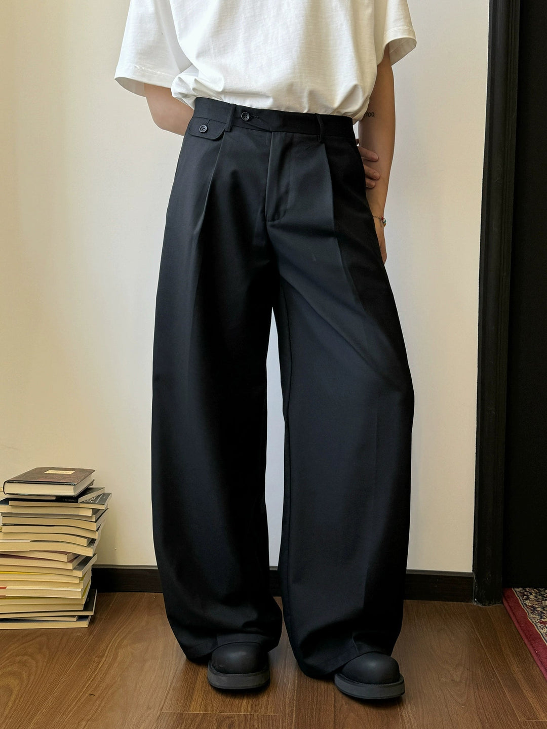 Pantaloni uomo eleganti a gamba larga con pieghe, stile sartoriale per outfit lavoro e smart casual.