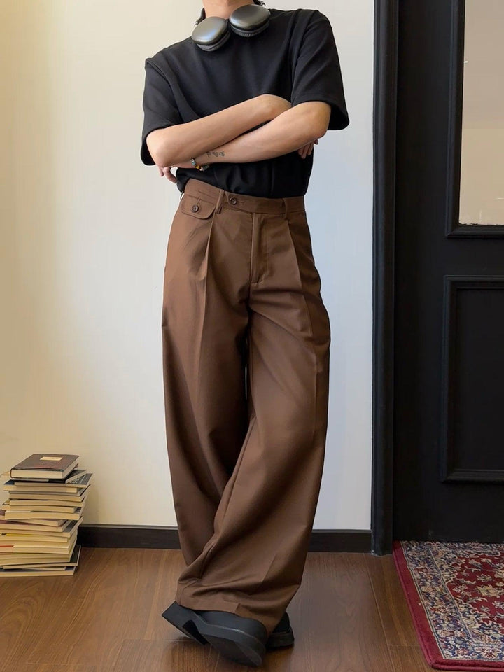 Pantaloni casual uomo a gamba larga, vestibilità comoda con pieghe. Ideali per moda maschile versatile.