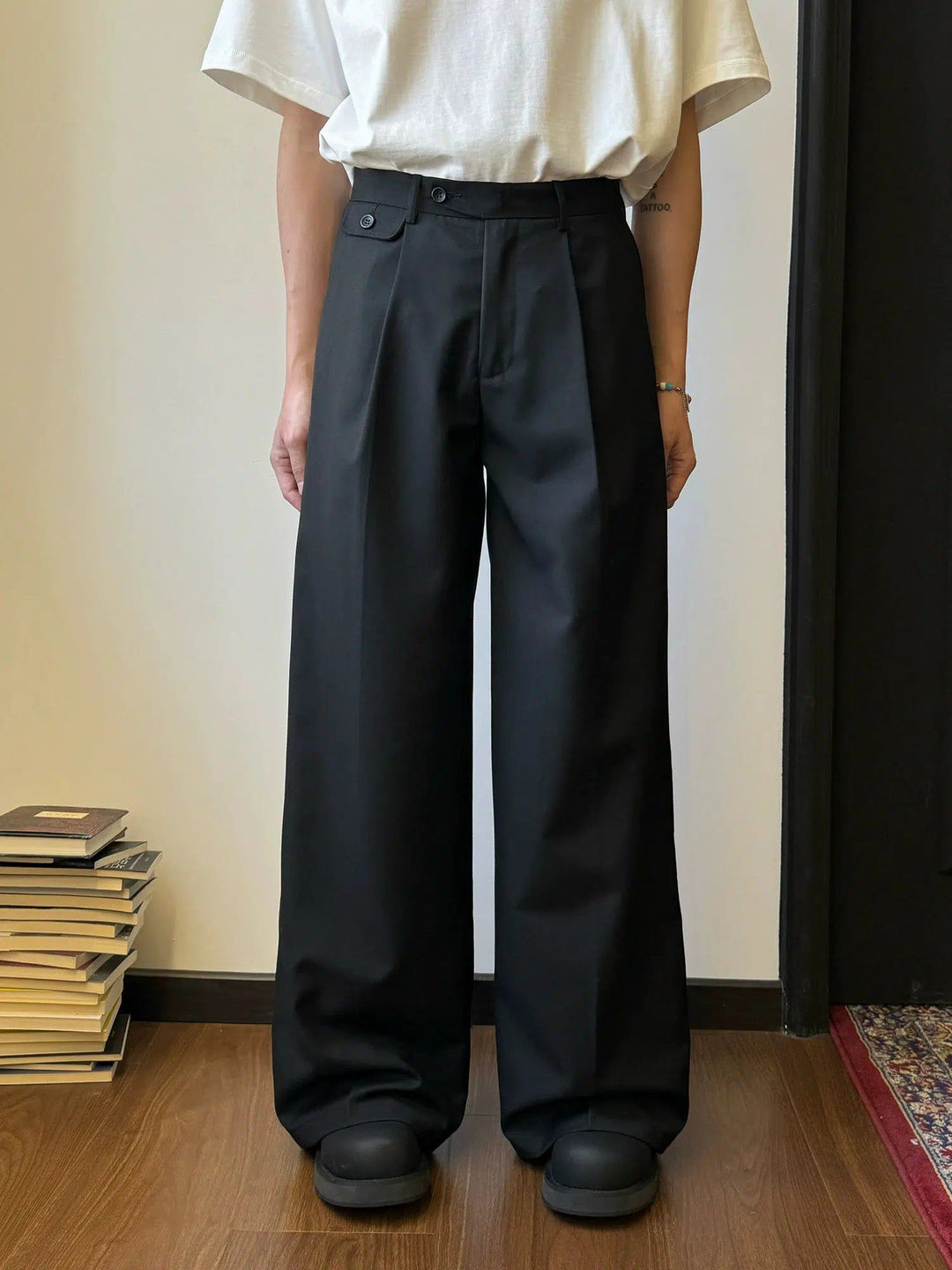 Pantaloni eleganti uomo con pieghe frontali e gamba larga, perfetti per un look moderno e raffinato.