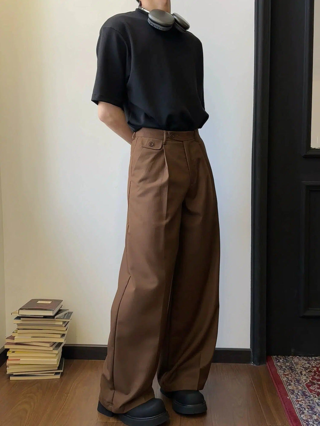 Pantaloni uomo a gamba larga per outfit lavoro, design elegante con pieghe. Comodi e alla moda.