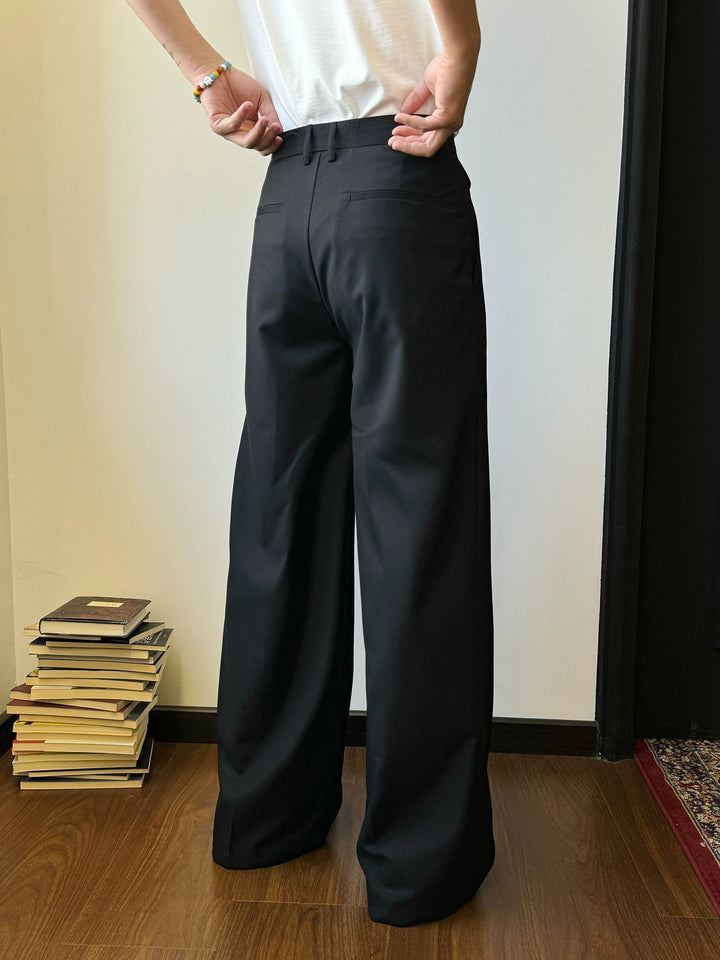 Pantaloni uomo sartoriali a gamba larga, eleganti con pieghe. Perfetti per uno stile smart casual e moda maschile.