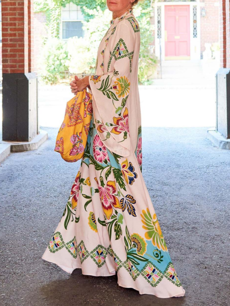 Elegante abito donna maxi con motivo floreale, maniche lunghe e scollo alto. Perfetto per un look raffinato.
