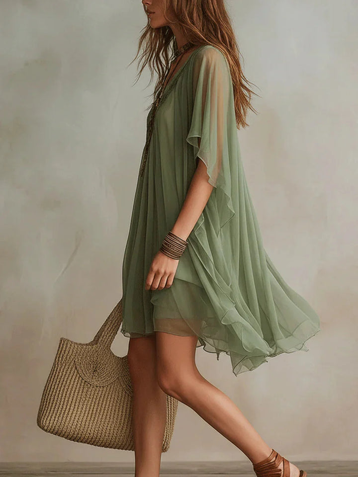 Abito corto estivo donna, fluido e leggero, con scollo a V e maniche kimono; look casual o elegante.