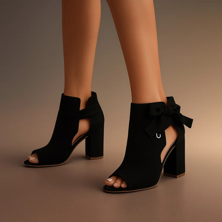 Primo piano del fiocco decorativo sui sandali donna con tacco largo. Dettaglio elegante per scarpe estive alla moda.