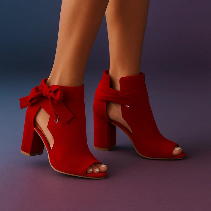 Sandali da donna con tacco largo e fiocco. Eleganza e stabilità per la moda estiva, ideali per un look raffinato.