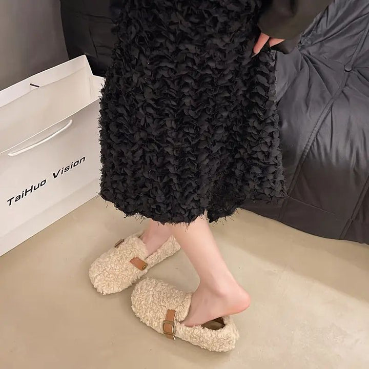 Mocassini donna beige con fibbia, calzature versatili per outfit casual o eleganti. Massima comodità e stile.
