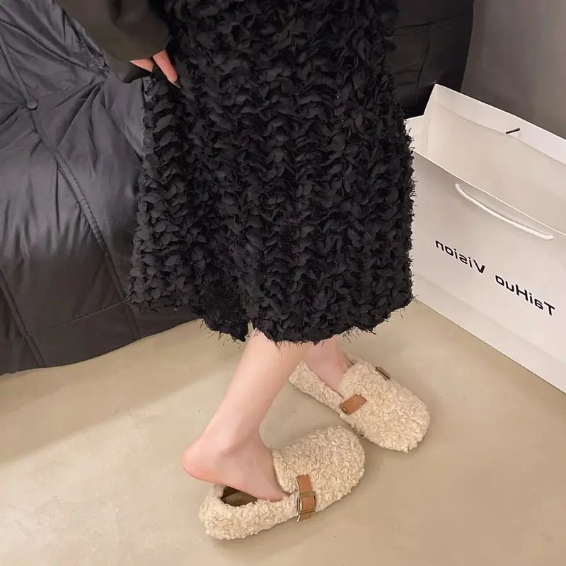 Calzature da donna beige confortevoli, mocassini classici con fibbia, perfetti per un look casual elegante.