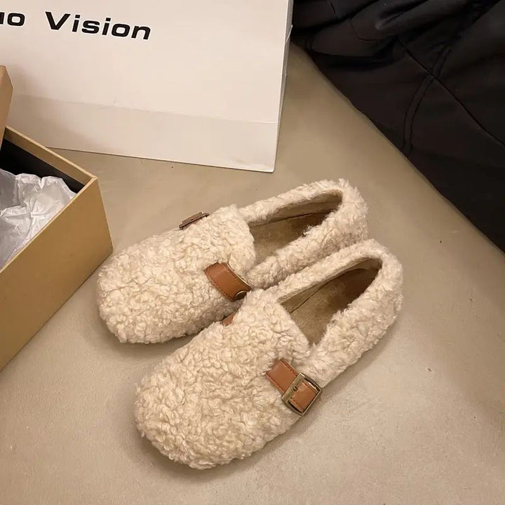 Mocassini da donna beige eleganti con fibbia metallica. Ideali per comfort quotidiano e stile casual chic.