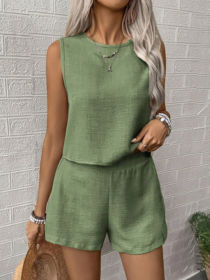Completo shorts donna estivo: crop top e pantaloncini larghi per un look fresco e trendy. Abbigliamento casual.