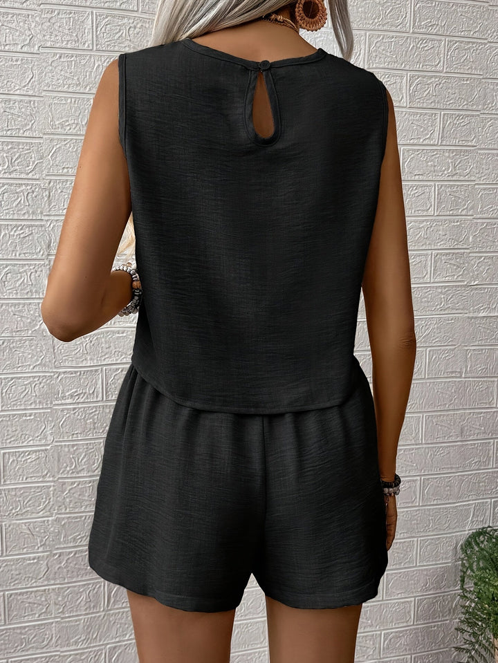 Completo estivo donna elegante: top corto e shorts larghi. Abbigliamento due pezzi per il tempo libero.