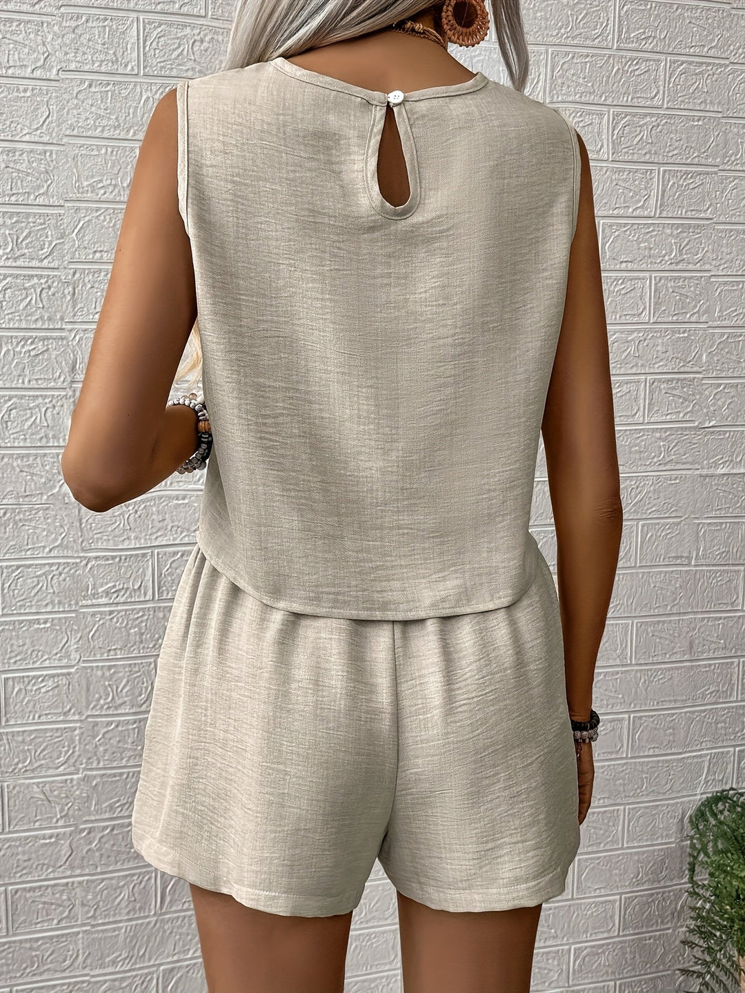 Outfit estivo donna due pezzi: top corto e shorts larghi. Ideale per la moda estiva casual e confortevole.