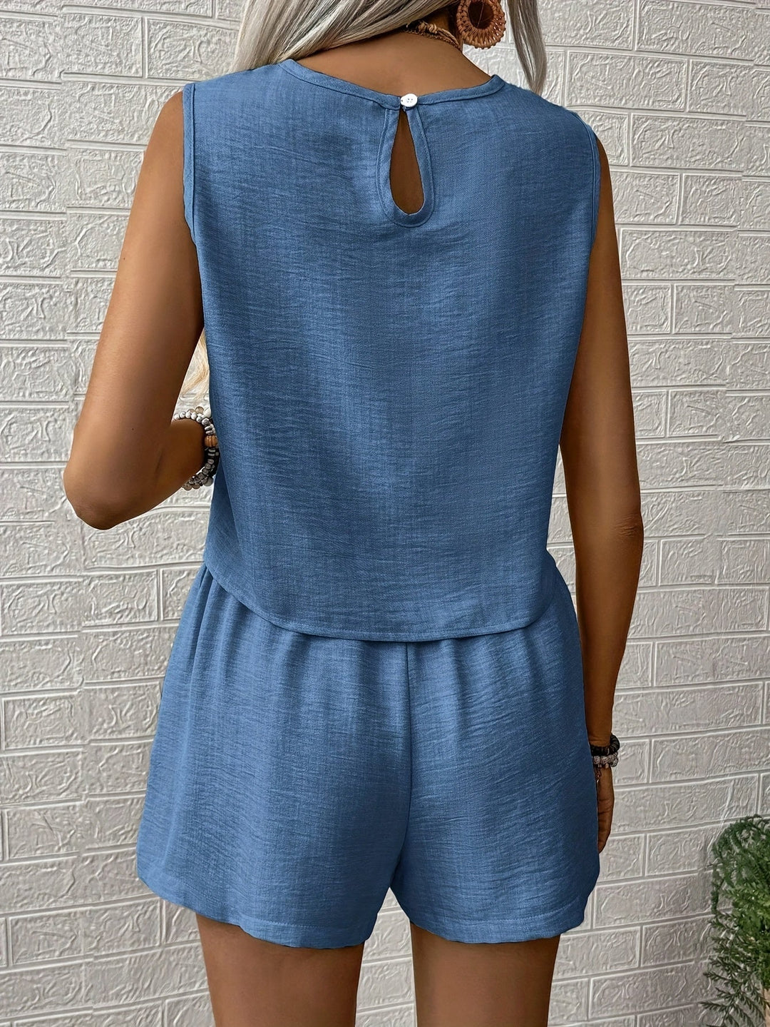 Completo donna estivo casual chic: top corto e shorts larghi. Ideale per un look alla moda e confortevole.