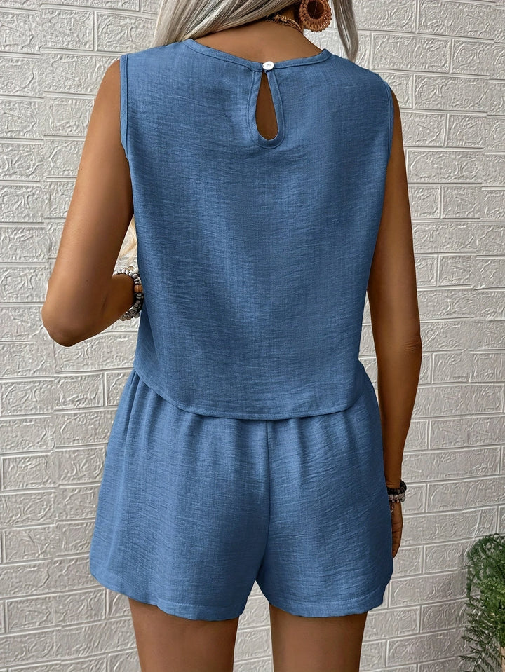 Completo donna estivo casual chic: top corto e shorts larghi. Ideale per un look alla moda e confortevole.