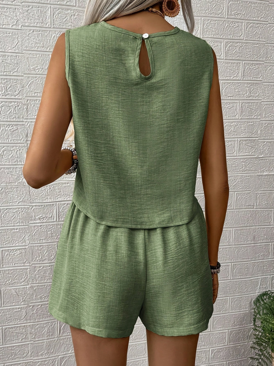 Completo donna estivo con top corto e pantaloncini larghi. Stile chic per il tempo libero e moda estiva.