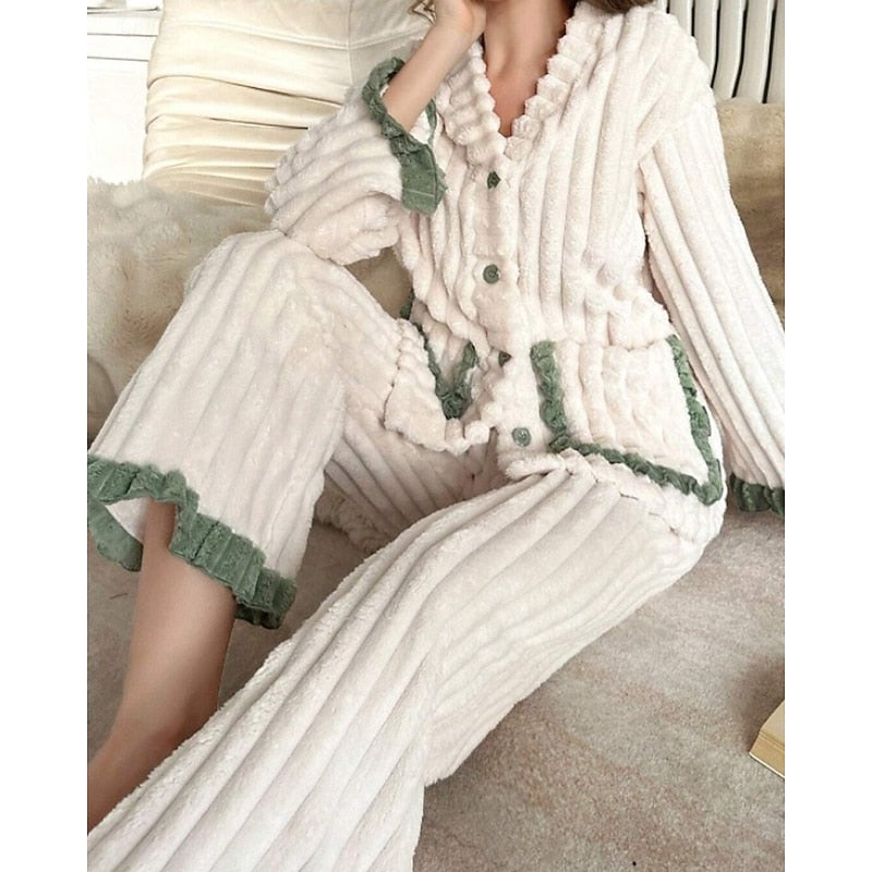 Set elegante a coste donna bianco con top a volant e pantaloni con vita elasticizzata, look moderno.